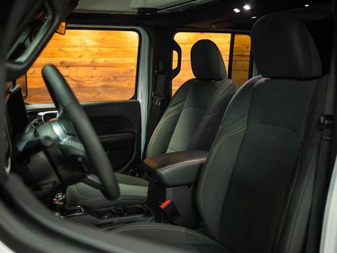 Used 2025 Jeep Wrangler Unlimited Sahara w/ Safety Group AWD/4WD image 9