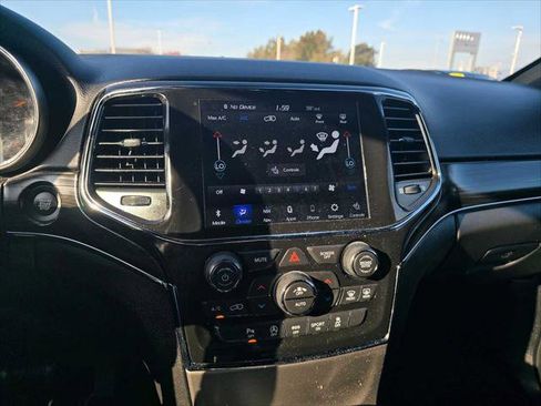 Used 2022 Jeep Grand Cherokee Limited image 27