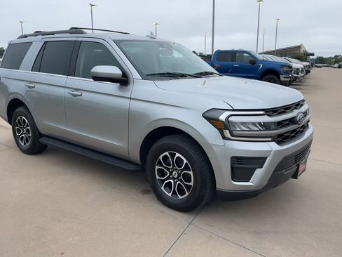 Used 2024 Ford Expedition XLT RWD image 3