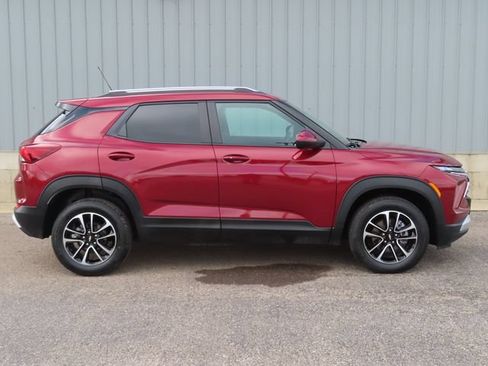 Used 2025 Chevrolet TrailBlazer LT AWD/4WD image 2