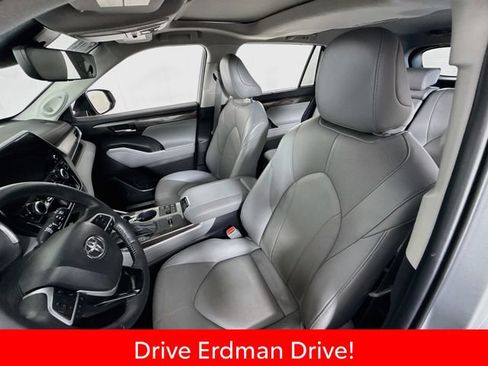 Certified 2023 Toyota Highlander Limited FWD image 5