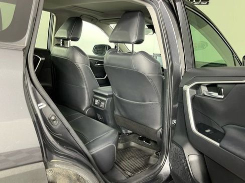 Used 2020 Toyota RAV4 XLE Premium image 30