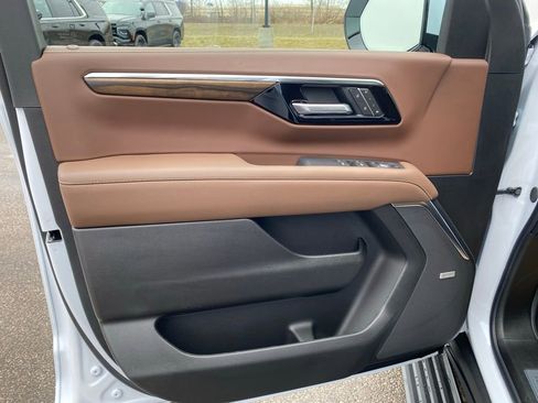 New 2026 Chevrolet Suburban High Country image 9