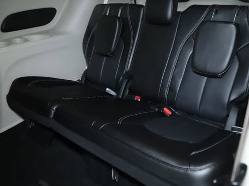 Used 2023 Chrysler Pacifica Touring-L image 13