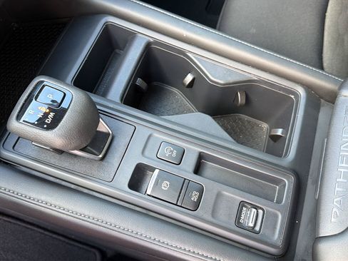 Used 2025 Nissan Pathfinder S FWD image 23