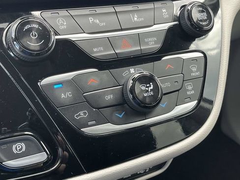 Used 2024 Chrysler Pacifica Touring-L FWD image 30
