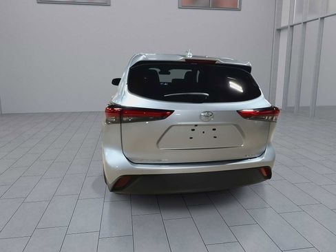 Used 2022 Toyota Highlander XLE AWD/4WD image 7