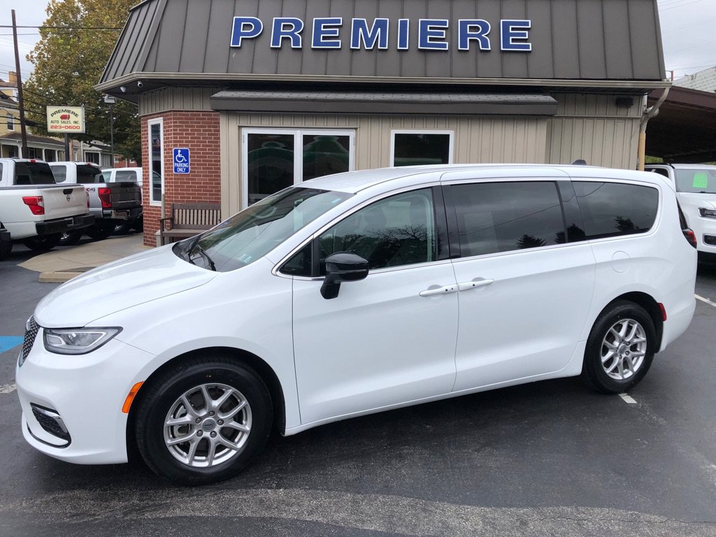 Used 2024 Chrysler Pacifica Touring-L FWD image 2