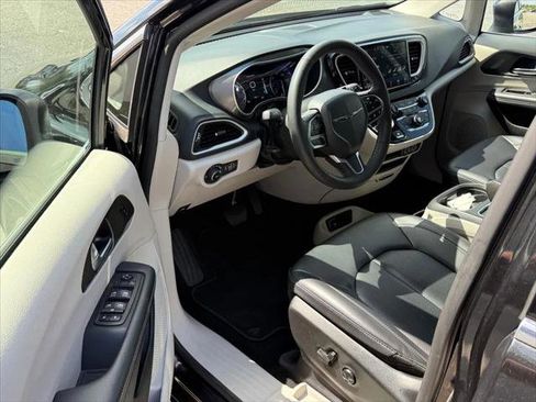 Certified 2023 Chrysler Pacifica Touring-L FWD image 9