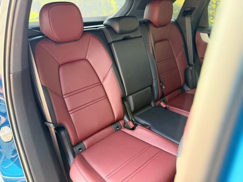 Used 2025 Porsche Cayenne AWD/4WD image 37