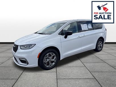 Used 2024 Chrysler Pacifica Limited