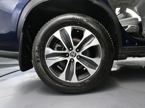 Used 2022 Toyota Highlander XLE AWD/4WD image 14