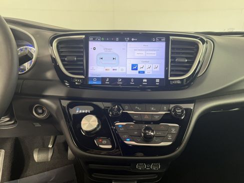 Used 2025 Chrysler Pacifica Select FWD image 19