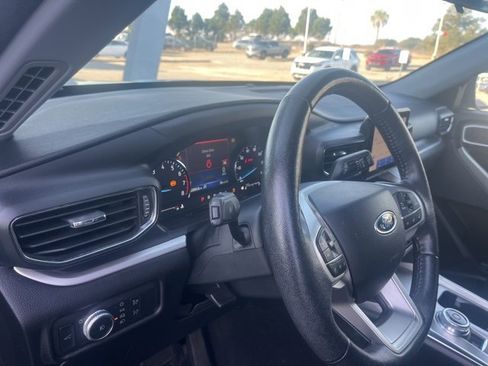 Used 2021 Ford Explorer XLT w/ Equipment Group 202A image 9