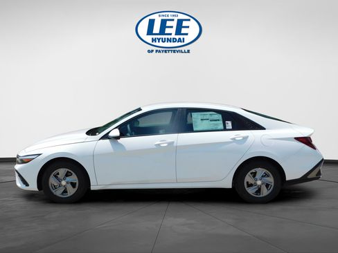 Used 2025 Hyundai Elantra SE FWD image 6
