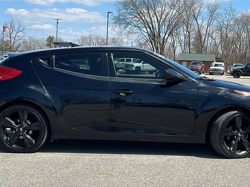 Used 2017 Hyundai Veloster Value Edition image 5