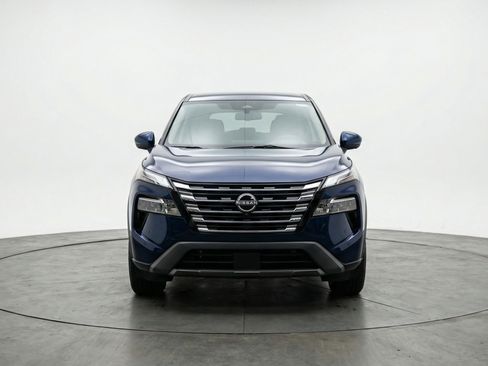 Used 2025 Nissan Rogue SV image 2