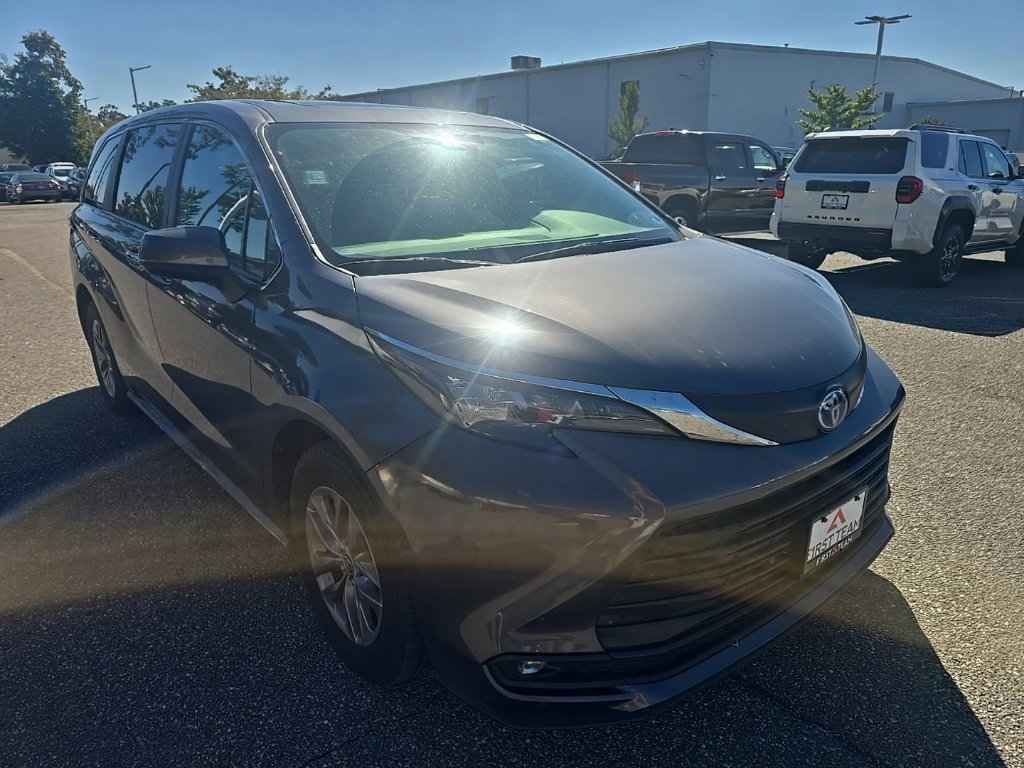 Used 2025 Toyota Sienna XLE FWD image 3