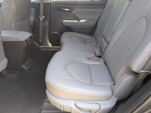 Used 2021 Toyota Highlander XLE AWD/4WD image 20