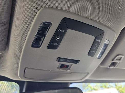 Used 2025 Toyota Sienna LE FWD image 23