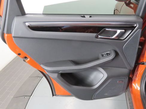 Certified 2025 Porsche Macan AWD/4WD image 46