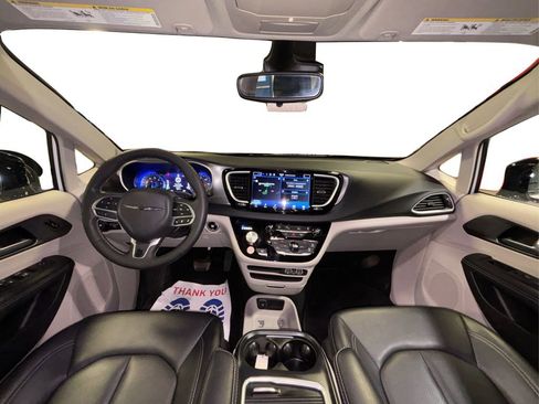 Used 2024 Chrysler Pacifica Touring-L image 29