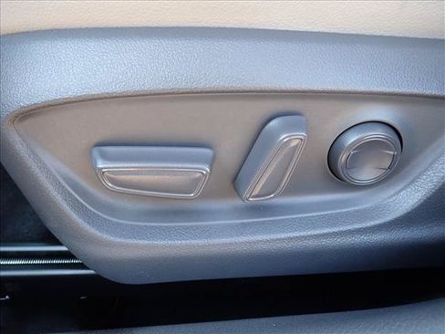 Used 2020 Toyota Camry SE FWD image 11