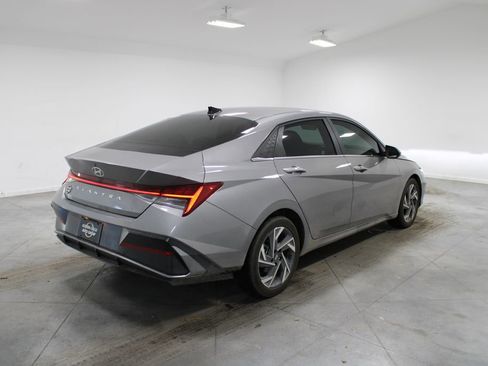 Used 2024 Hyundai Elantra SEL w/ Convenience Package image 9