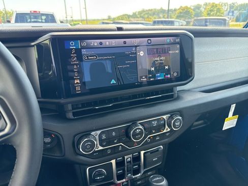 New 2025 Jeep Gladiator Willys image 25