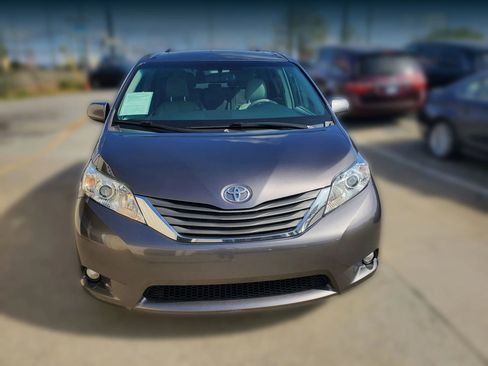 Used 2012 Toyota Sienna XLE w/ XLE Navigation Pkg image 14
