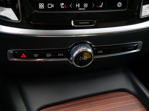 Used 2025 Volvo V60 B5 Cross Country Plus image 23