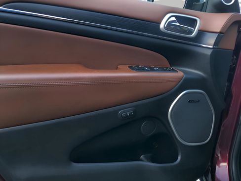 Used 2019 Jeep Grand Cherokee Summit image 10