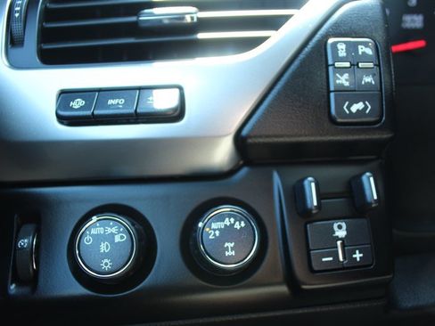 Used 2020 Chevrolet Suburban Premier w/ Premier Plus Edition AWD/4WD image 32