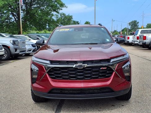 Used 2024 Chevrolet Trax RS w/ Sunroof Package FWD image 2