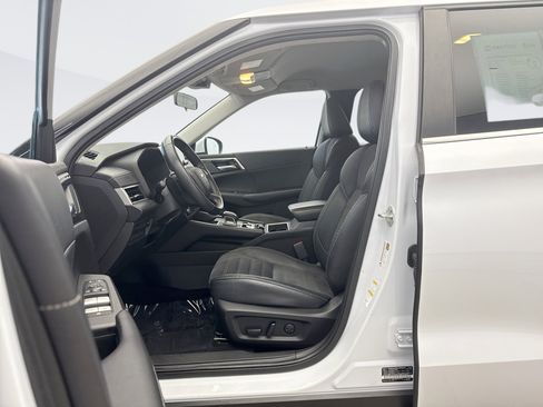 Used 2023 Mitsubishi Outlander SE image 10