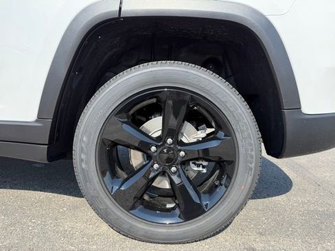 New 2025 Jeep Grand Cherokee Altitude image 8