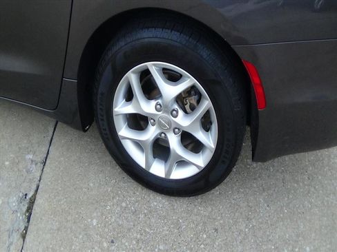 Used 2020 Chrysler Pacifica Touring w/ Tire & Wheel Group image 9