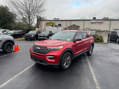 Used 2023 Ford Explorer XLT w/ Equipment Group 202A image 4