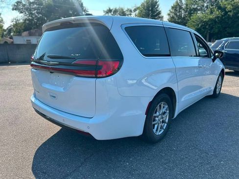 Used 2026 Chrysler Pacifica Select FWD image 5