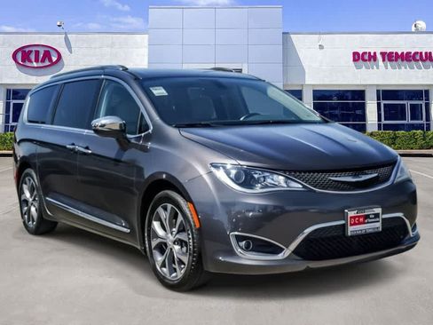Used 2017 Chrysler Pacifica Limited w/ UConnect Theater Package FWD image 3
