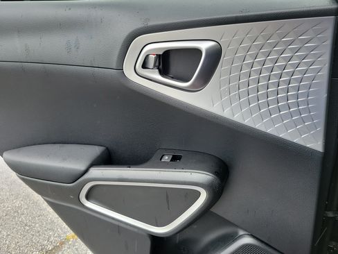 Certified 2025 Kia Soul LX w/ LX Technology Package FWD image 13