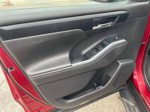 Used 2020 Toyota Highlander XLE image 11