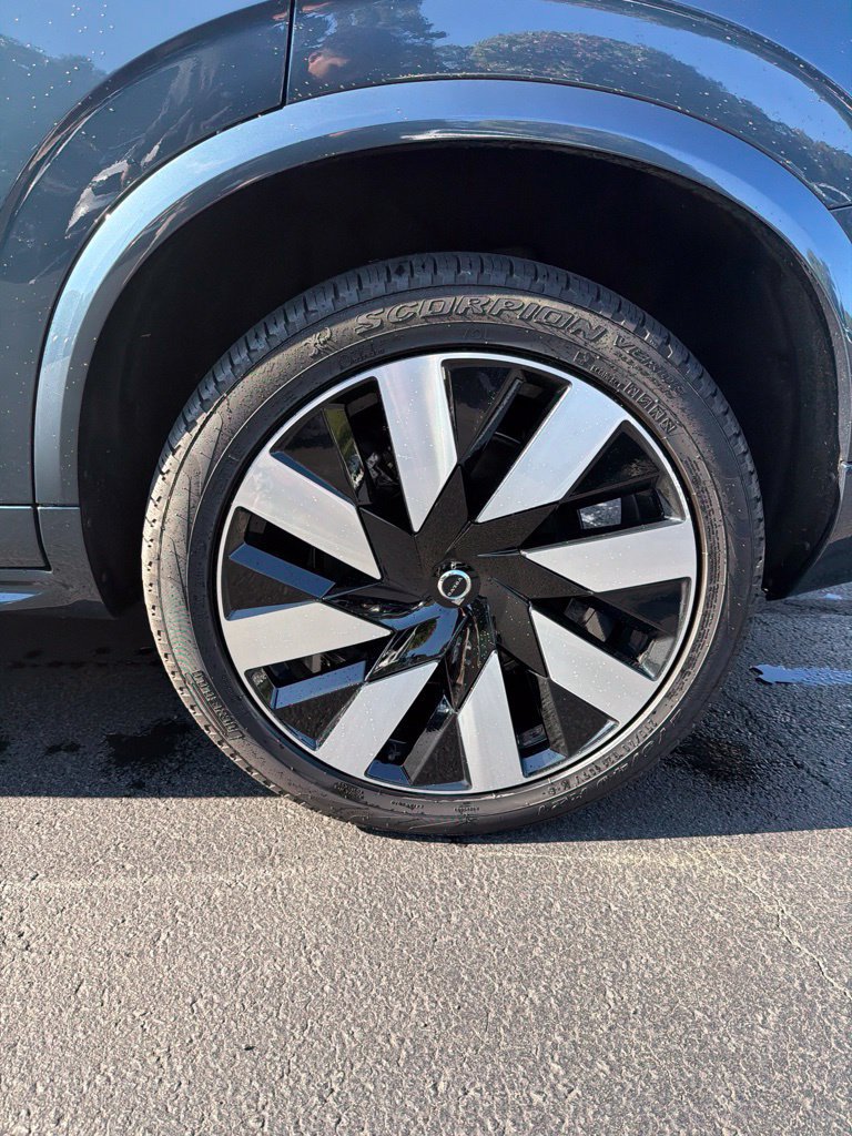 Used 2025 Volvo XC90 T8 Plus w/ Protection Package Premier AWD/4WD image 4