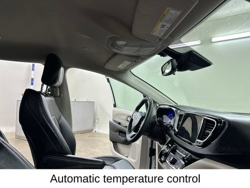 Used 2024 Chrysler Pacifica Touring-L FWD image 22