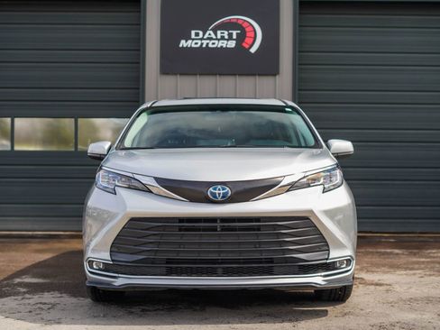 Used 2022 Toyota Sienna XLE image 2