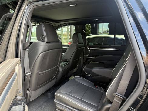 Used 2025 Cadillac Escalade Premium Luxury AWD/4WD image 14