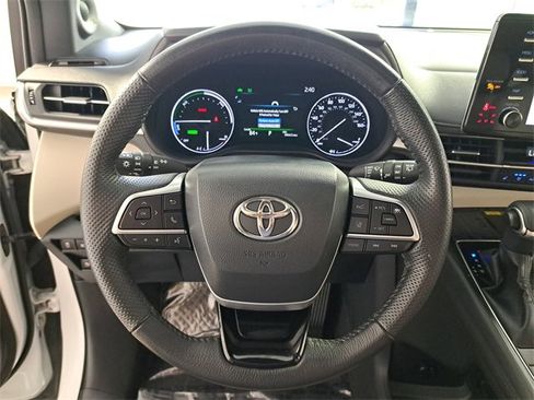 Used 2022 Toyota Sienna Limited image 26