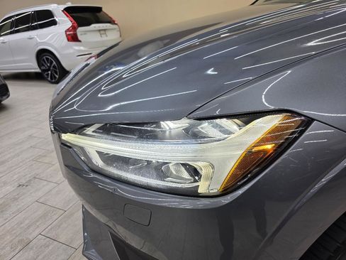 Used 2018 Volvo XC60 T5 Momentum w/ Convenience Package AWD/4WD image 10