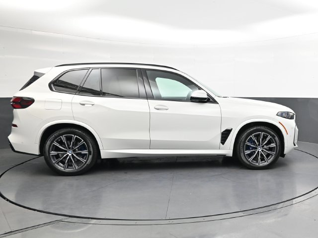 Used 2024 BMW X5 xDrive40i w/ M Sport Package AWD/4WD image 3