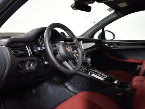 Used 2026 Porsche Macan AWD/4WD image 4